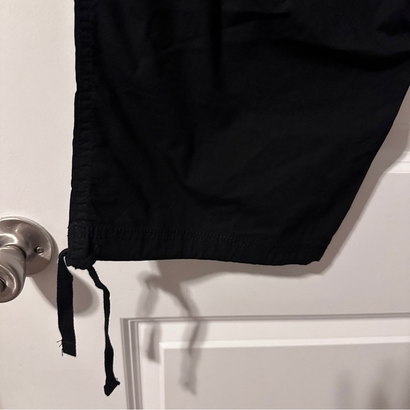 NWT St. John’s Bay Black Studded Mid-Rise Capri Cargo Pants Women’s Size 12 Y2K - Picture 11 of 13